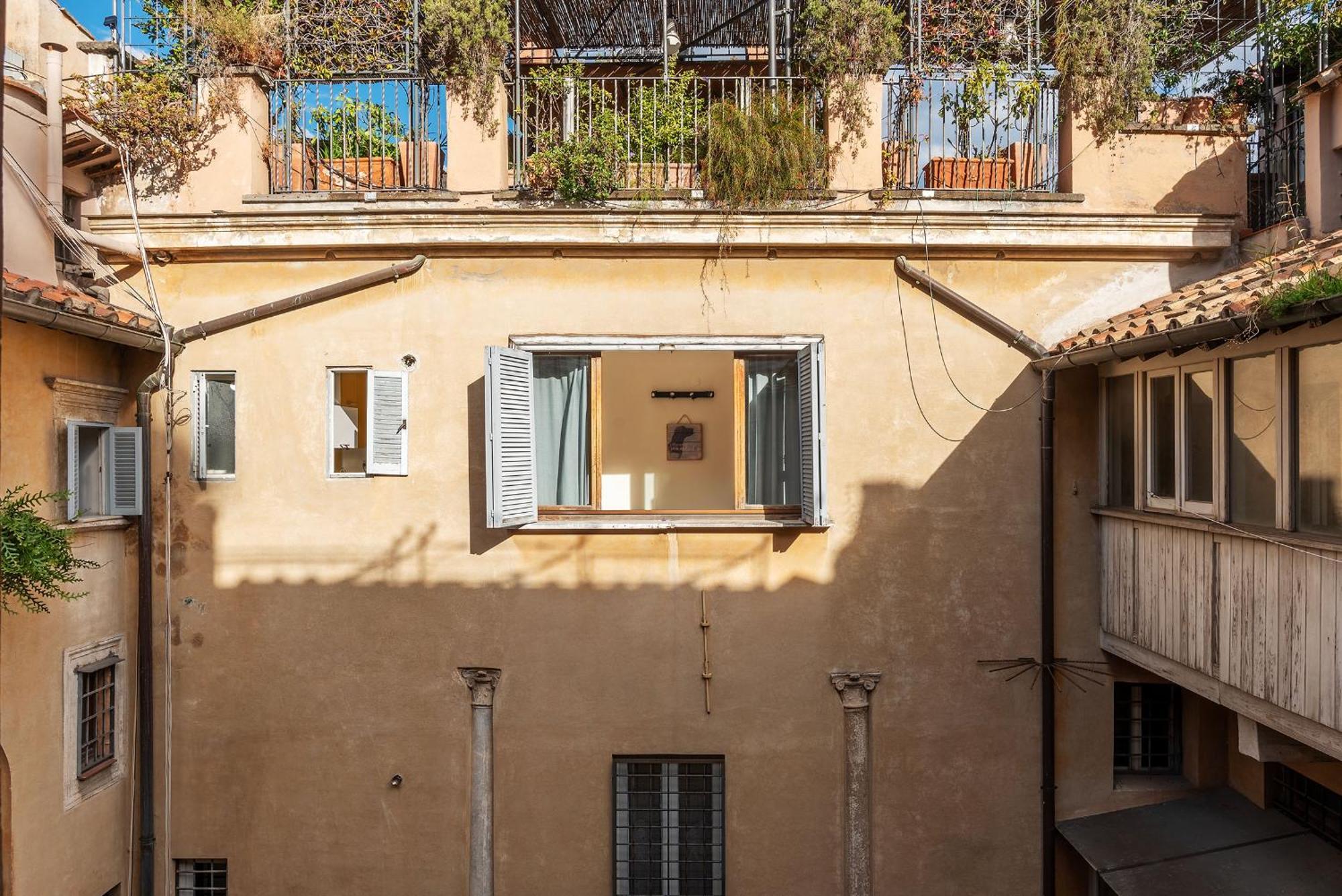 Piazza Navona Penthouse, Rome
